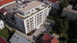 Novostavba bytového domu Zelený dvor citlivě doplňuje historickou strukturu Starého Mesta a přináší moderní městské bydlení ve vnitrobloku.