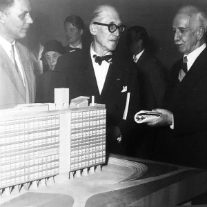 Le Corbusier s modelem Unité d’Habitation,