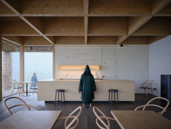 Uvnitř je infocentrum. (Brána Pusteven; henkai architekti)