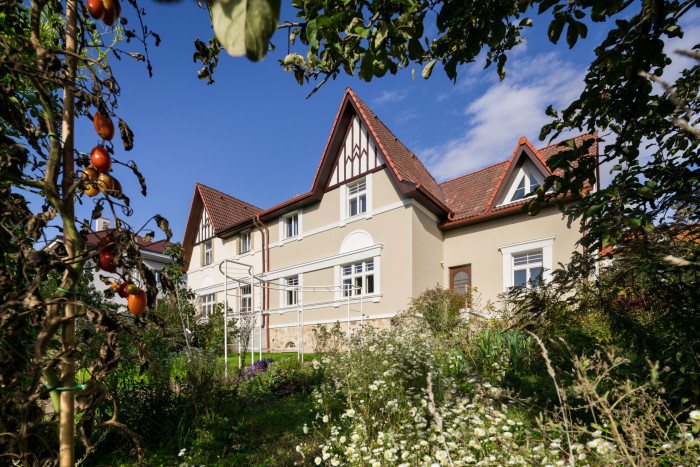 Rekonstrukce prvorepublikové vily v Praze od No Architects