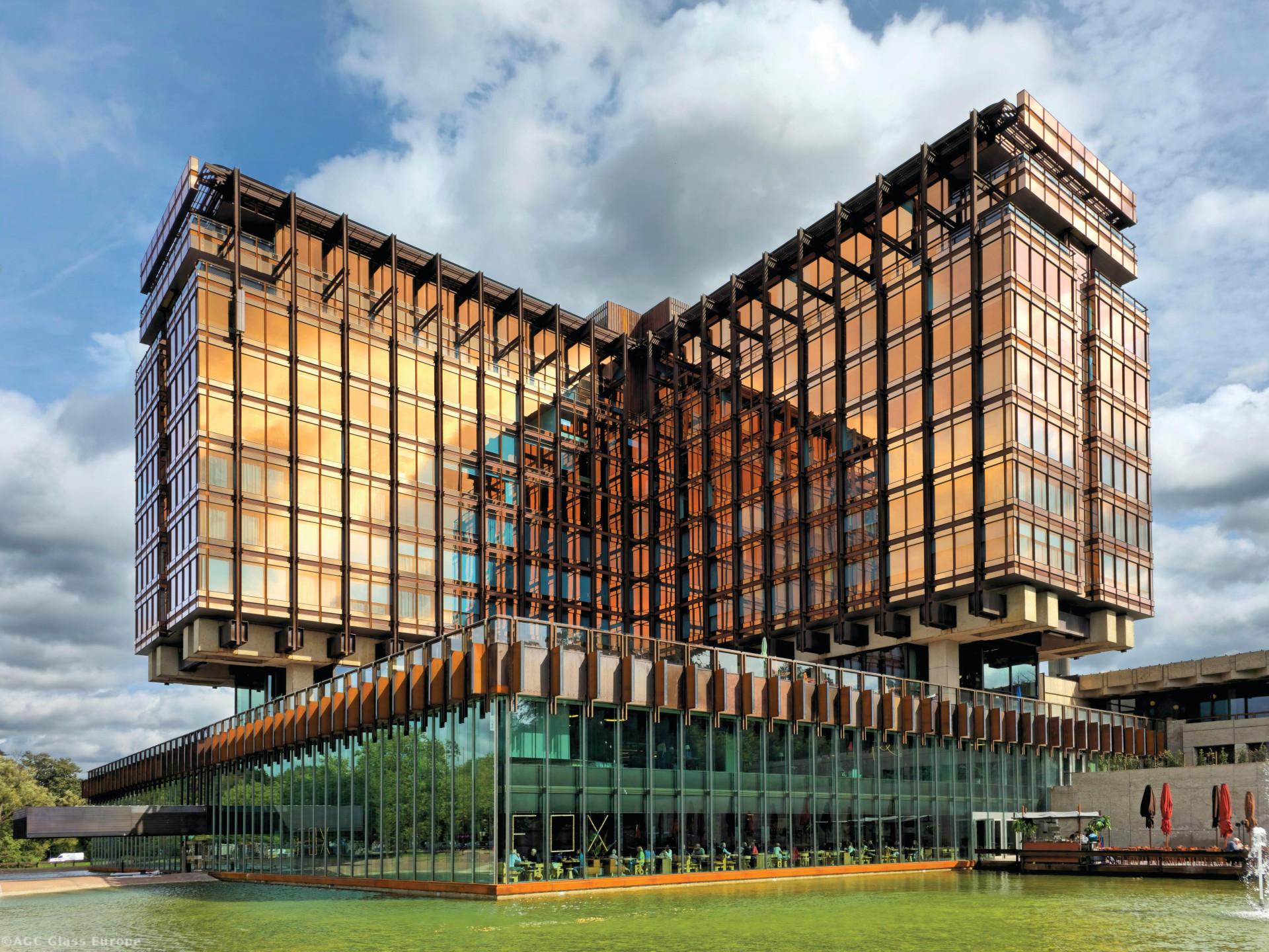 Royale Belge byla postavena v letech 1967-1970 jako administrativní budova stejnojmenné společnosti. Navrhli ji architekti René Stapels a Pierre Dufau.