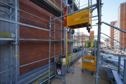 Baťův mrakodrap ve Zlíně se dočkal nové fasády. Lešení pro rekonstrukci dodala společnost PERI.