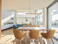 Rodinný dům u Pardubic, 0,5 Studio: Interiér v čase ožívá hrou světel a stínů