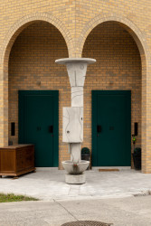 Schaerdeke Lo-Reninge, Architectenbureau Bart Dehaene, Dirk Zoete - Nározní portikus s betonovým skulpturálním sloupem