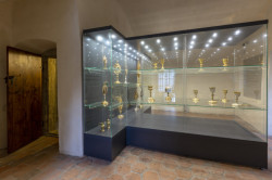 A je zde vystaven chrámový poklad.