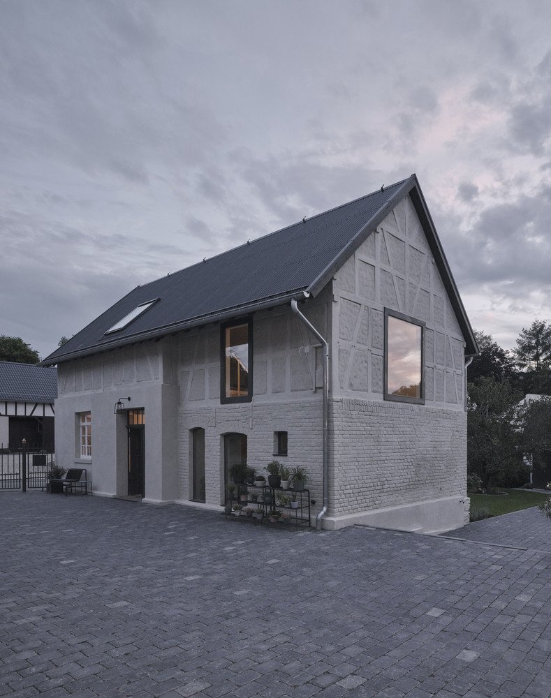 Architekt Marc Flick zrekonstruoval zchátralý dvůr v západním Německu