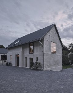 Architekt Marc Flick zrekonstruoval zchátralý dvůr v západním Německu