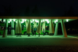 Závěsné skořepiny umožňují cestujícím relaxovat a chrání je před větrem. (Autobusová zastávka Umeå Universum, Rombout Frieling lab + RISE)