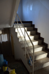 Původní stav schodiště (Obnova interiérů prvorepublikové vilky na Plzeňsku, ateliér DEBYT)