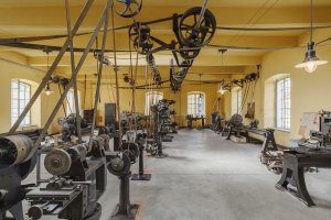 V muzeu je několik expozic koncipovaných podle druhů strojů z jeho sbírek. (Muzeum starých strojů a technologií v Žamberku, Ateliéru Walter)