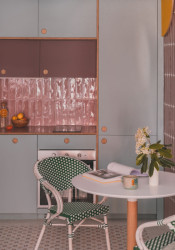 „Docela obyčejnou kuchyň jsme nabarvili v odstínech interiéru a pracovní deskou jsme obložili dřevem,“ popisují OOIIO. (TUR House, OOIIO) 