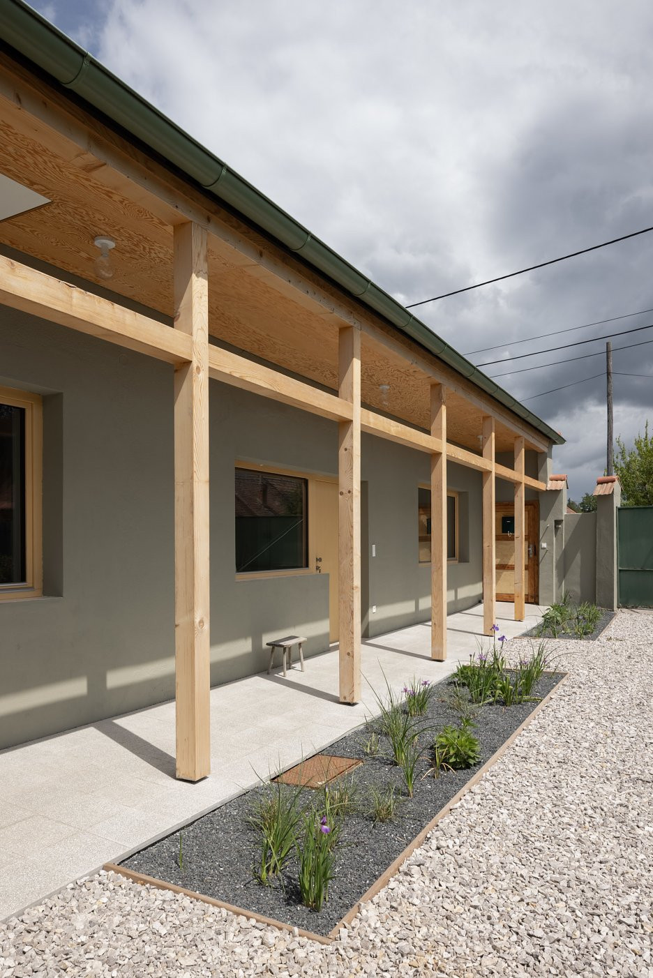 Nízkonákladová rekonstrukce dělnického domku v okresním městě Šaľa od ORA Architekti