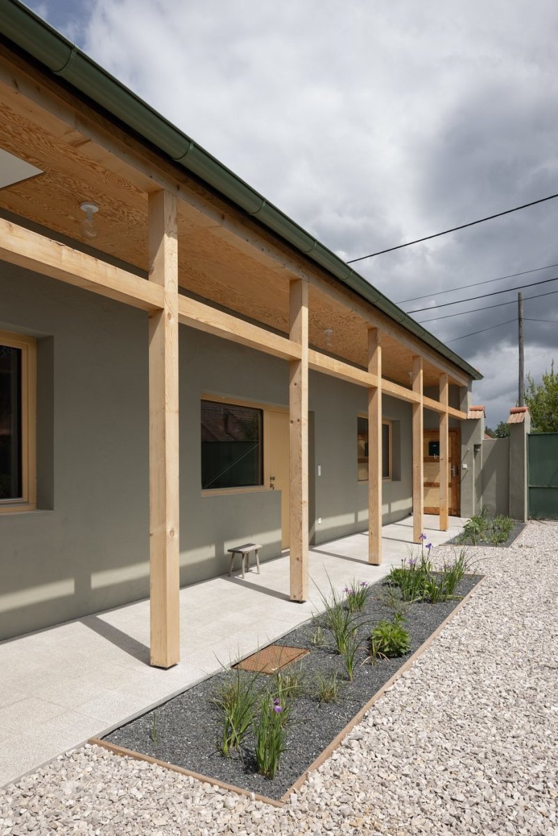 Nízkonákladová rekonstrukce dělnického domku v okresním městě Šaľa od ORA Architekti