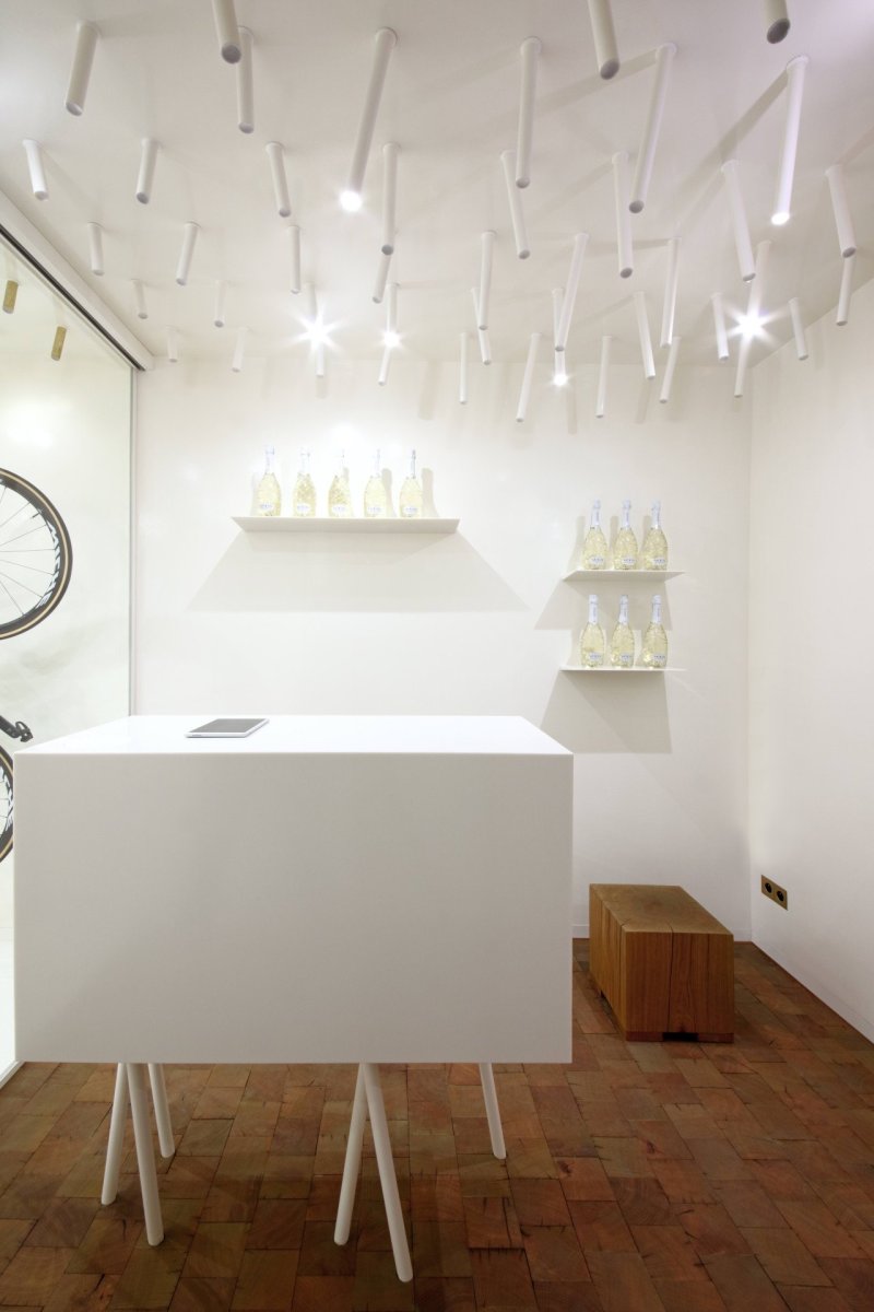 Cyklobutik L27, P6PA+Architects: Nevelký prostor působí vzdušně především díky minimálnímu množství nábytku