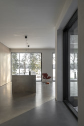 Nedaleko švédského Göteborgu stojí Villa Jägersro. V ní si mladá rodinu užívá výhledů na jezero a okolní přírodu.