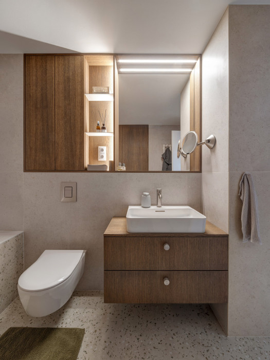 Na půdě; DEVOTO zajišťovalo výrobu a montáž vestavného nábytku, dveřních obkladů, schodišťových prvků i atypických úložných řešení. (Půdní byt Palmovka; boq architekti)