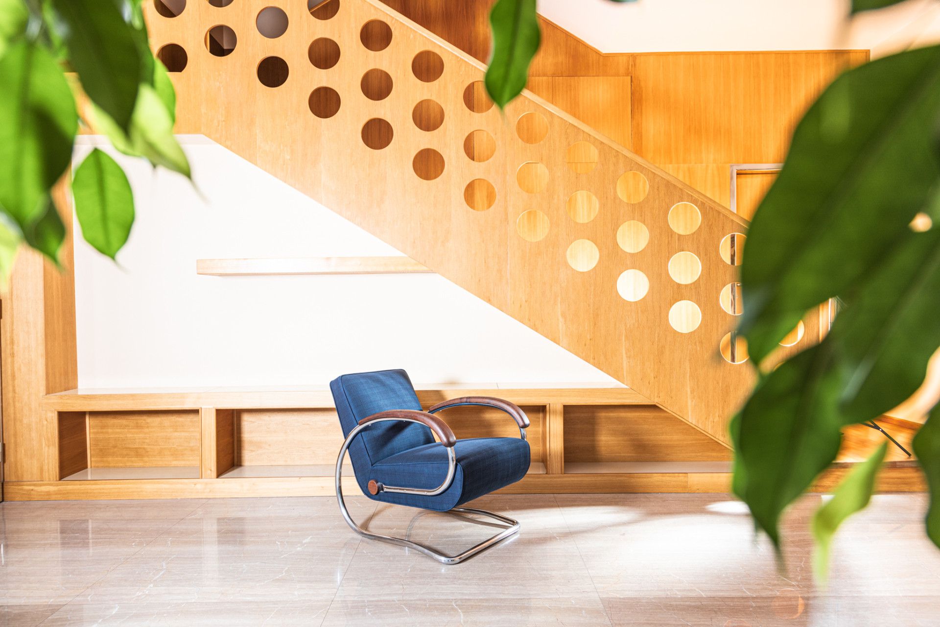 Od 8. 6. do 31. 8. 2023 bude Volmanova vila v Čelákovicích hostit výstavu českého designéry Jindřicha Halabaly