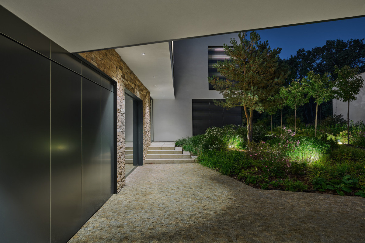 Detail propojení interiéru s exteriérem (Rodinná vila v Brně;  KYZLINK ARCHITECTS)