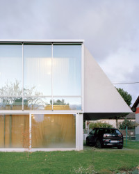 Vila Bôrik, PLURAL, LABAK - Vstup do objektu ze severní strany zvýrazňuje atypický šikmý přístřešek, který zastřešuje také parkovací místo pro automobil