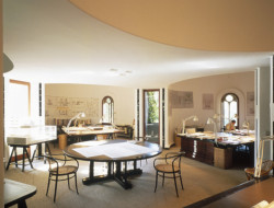 Ateliér nacházející se v bývalých výrobních silech na čtyřech podlažích propojených spirálovým schodištěm