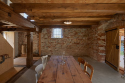 Proměna hospodářské usedlosti s mlýnem na Slovensku od RDTH architekti