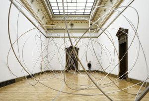Už jste navštívili Galerii Rudolfinum? Galerie Rudolfinum představuje výstavu britského umělce Antonyho Gormleyho a české architektky Pavly Melkové, která propojuje jejich tvorbu zaměřenou na vnímání a interakci s prostorem.