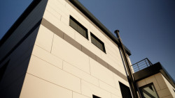 Rodinný dům s keramickou fasádou FRONTEK (Rekonstrukce domu na Vysočině)