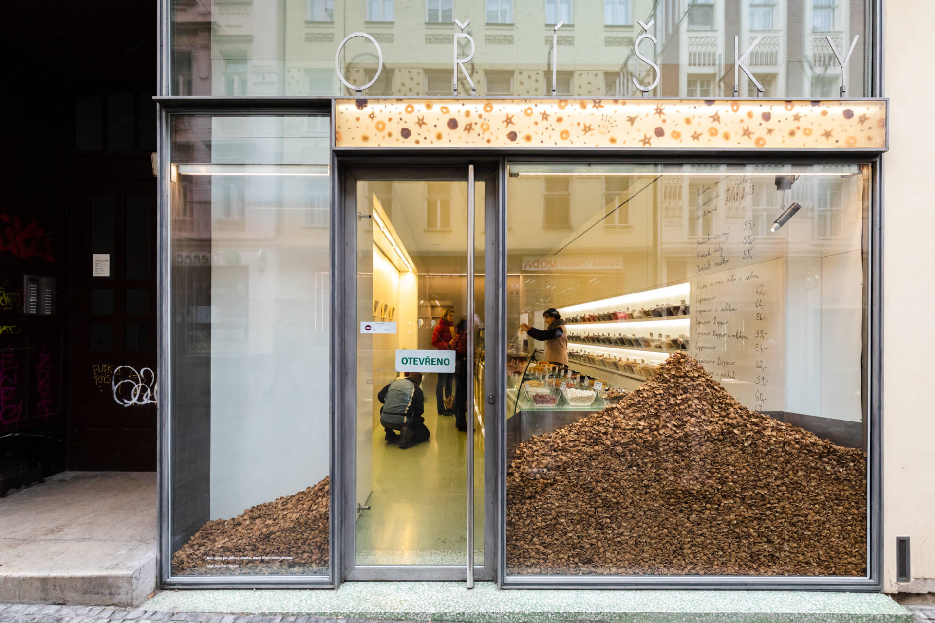 Soutěž o nejlepší výlohu vyhrála hravá instalace hory skořápek od designérek Adély Kadlčákové a Marie Sixtové.