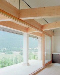 Španělské studio Ateinza Maure Arquitectos zrekonstruovalo starou stavbu ve Španělsku. Kamenný objekt nově slouží jako prázdninový dům