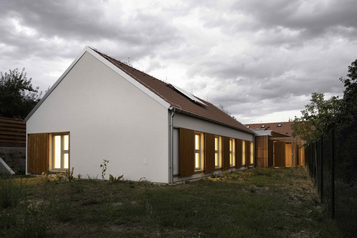 V malé vesnici na západě Slovensko stojí nově zrealizovaný dvojdům pro zdravotně a mentálně znevýhodněné navržený architekty z ateliéru A33