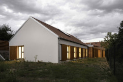 V malé vesnici na západě Slovensko stojí nově zrealizovaný dvojdům pro zdravotně a mentálně znevýhodněné navržený architekty z ateliéru A33