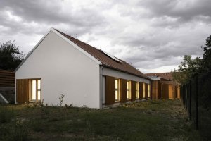 V malé vesnici na západě Slovensko stojí nově zrealizovaný dvojdům pro zdravotně a mentálně znevýhodněné navržený architekty z ateliéru A33