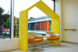 Místa pro děti: Kromě hracích koutků a nabídky digitální zábavy jsou na každém patře pro děti a rodiče k dispozici krytá útočiště v uklidňujících barvách.