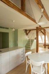 Půdní byt v kolonii Svoboda - Interiér hraje příjemným kontrastem starého přiznaného krovu a nových interiérových prvků světlých odstínu