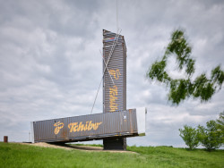 Cíle cest je projekt města Litomyšl. Jsou to drobné intervence do krajiny od architektů. (Rozhledna na Litomyšl, atelier-r)