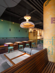 Zásadním prvkem se stala i volba osvětlení, které vytváří jemnou hru světla a stínu a podtrhuje atmosféru interiéru. (Bombay Express; Studio archicraft)