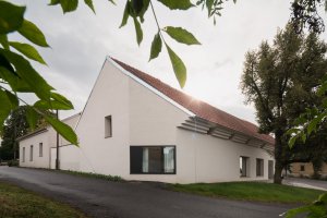 Po rekonstrukci spolu zvenčí i zevnitř znovu vizuálně souvisejí.