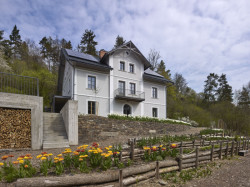 TauHaus – „Lanový dům“ je stavba z 90. let 19. století. Po druhé světové válce byl objekt znárodněn a po dlouhá léta chátral. Nový život mu byl vdechnut při přeměně na penzion, jehož celý areál lze pronajmout pro společenské události včetně svateb.