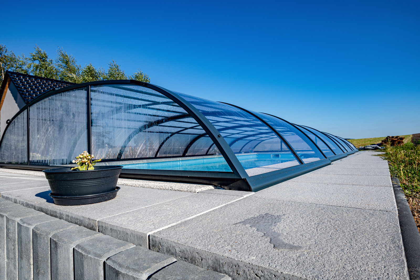 Velkoformátová dlažba Alma s povrchovou úpravou Perfect Clean TOP bezpečně odpuzuje vodu a zamezuje usazování nečistot, Presbeton - foto