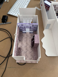 Modely jsou rozloženy po celém ateliéru, který sustektecl sdílí s Amulet. Modely různých materiálů a míře detailu