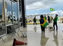 Protestující u paláce Nejvyššího soudu