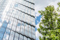 Konstrukce mrakodrapu má charismatické pilové dynamické „zuby“.