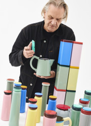 Značka Hay uvedla novou kolekci konvic, termosek a dalších produktů podle návrhu zakládajícího člena Memphisu George Sowdena.