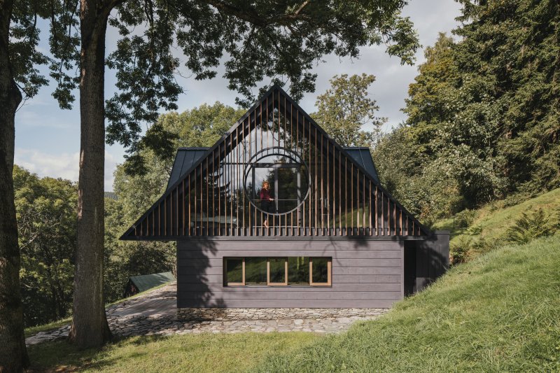 Nová chalupa ve Strážném reinterpretujе archetyp krkonošské architektury prostřednictvím současného výrazu, velkorysého prosklení a citlivého zasazení do krajiny. (Chalupa ve stráni; Mimosa Architekti)