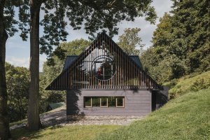 Nová chalupa ve Strážném reinterpretujе archetyp krkonošské architektury prostřednictvím současného výrazu, velkorysého prosklení a citlivého zasazení do krajiny. (Chalupa ve stráni; Mimosa Architekti)