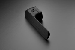 Klika Minimal 2.0 - integrované WC/ koupelnové uzamykání, povrchová úprava chrom černý broušený, design Roman Ulich