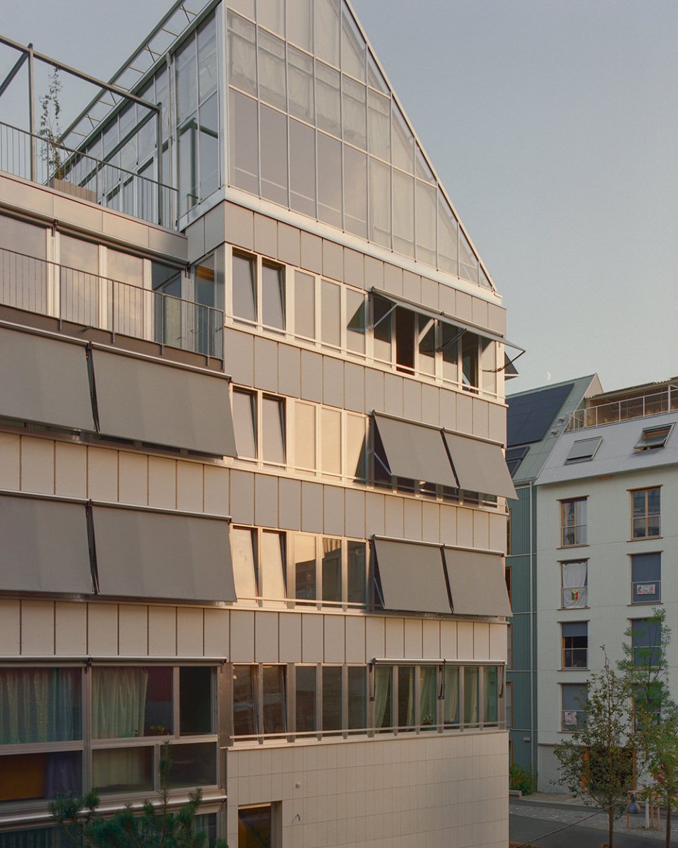 Vzhled budovy vycházel z konceptu koláže. Inspirací pro ateliér byl vizuál domu Lieb House od Venturi Scott Brown v Long Beach Island and Glen Cove z roku 1969. (Komunitní bydlení v bývalé industriální zóně; Clauss Kahl Merz Atelier)