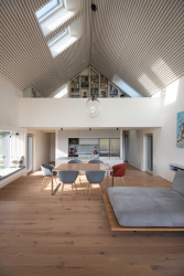 Skvadra architekti - Přestavba stavení v severních Čechách: Nová část nabízí vzdušný otevřený interiér