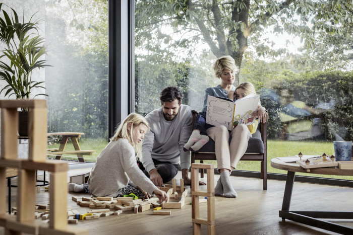 Německý výrobce okenních profilů REHAU vysvětluje, jak ušetřit elektrickou energii díky výměně oken