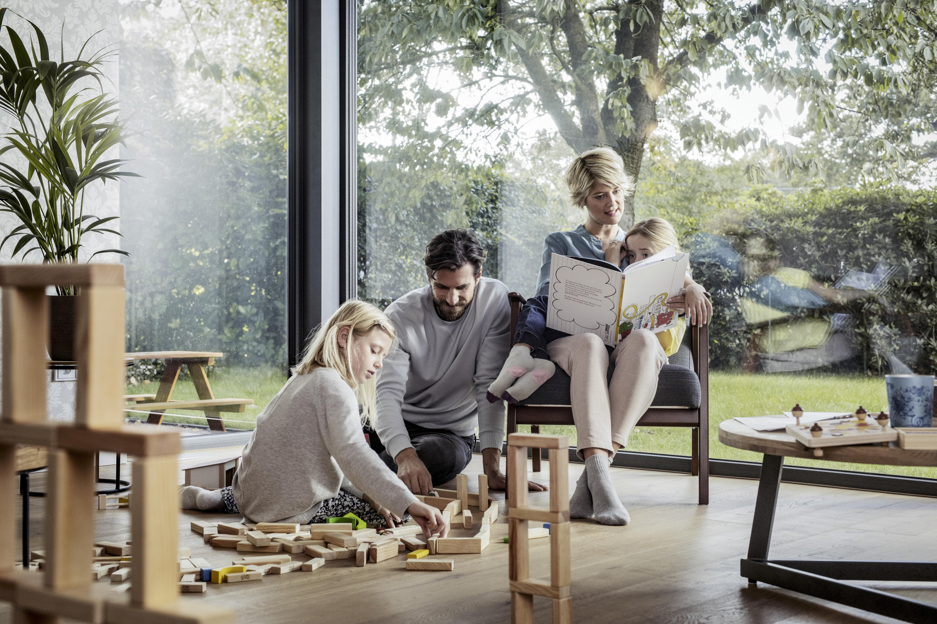 Německý výrobce okenních profilů REHAU vysvětluje, jak ušetřit elektrickou energii díky výměně oken
